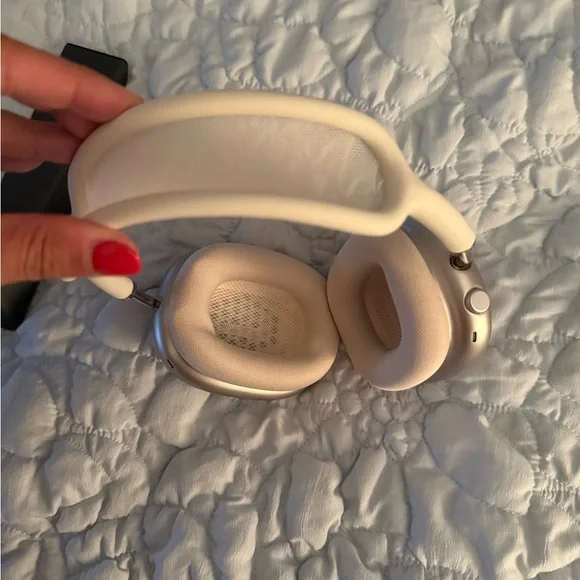 Air Pod Max Headphones - Picture 5 of 8